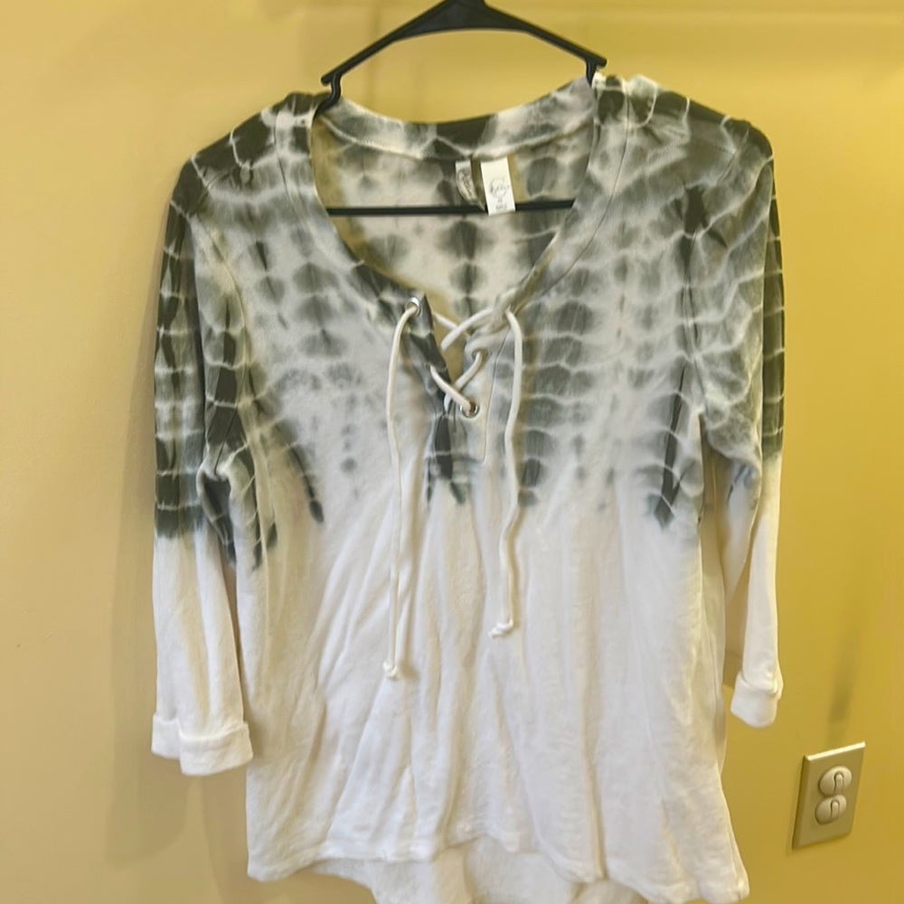 Quarter sleeve shirt